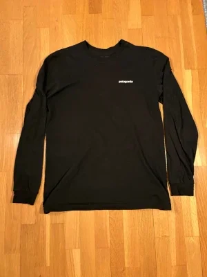 Svart långärmad Patagonia t-shirt
