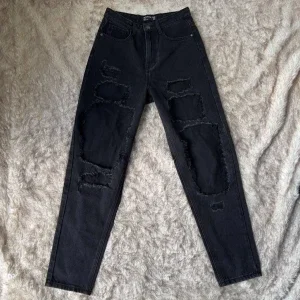 Svarta mom jeans från PrettyLittleThing