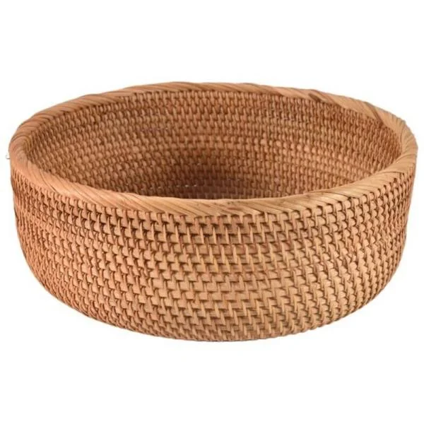 Stor rund kurv lavet af naturlig rattan til opbevaring af brød, frugt og andre dagligvarer.