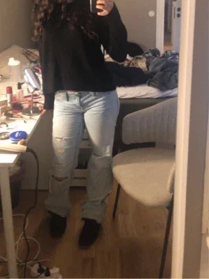 Ljusblå ripped jeans med relaxed fit