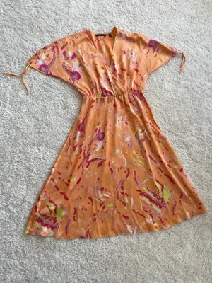 Mönstrad orange klänning Vero Moda