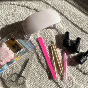 Nagelkit med gel-lack och UV-lampa
