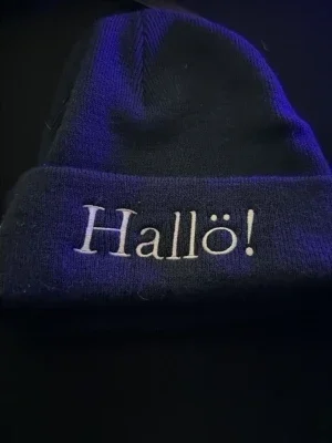 Svart mössa med broderad text