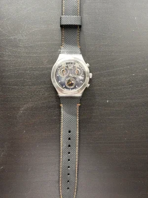 Swatch svart kronograf herrklocka