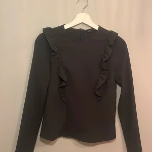 Mörk grön blus med volang från Zara