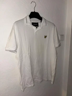 Vit pikétröja från Lyle & Scott