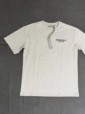 Grå Essentials Fear of God t-shirt
