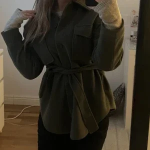 Olivgrön kappa med bälte
