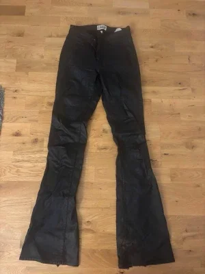 Svarta bootcut skinnbyxor från ONLY