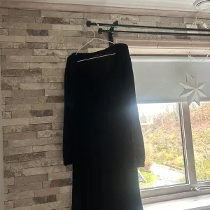 Svart lång stickad klänning Bodyflirt