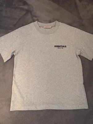 Grå Essentials T-shirt Fear of God