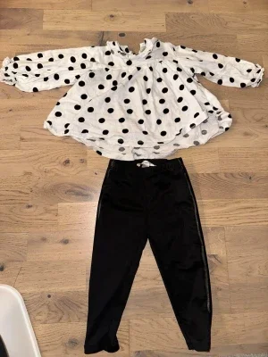 Vit tröja med svarta prickar och med svarta byxor stretch , stl 86