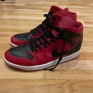 Jordan 1 mids Reverse Black