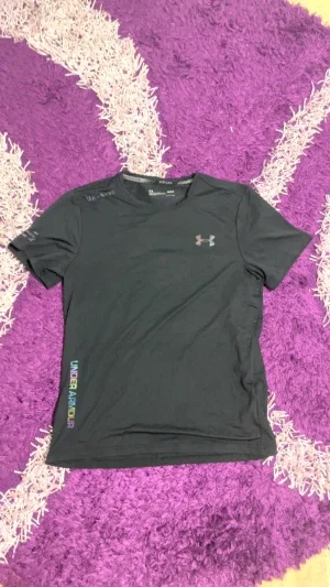 Svart Under Armour HeatGear t-shirt