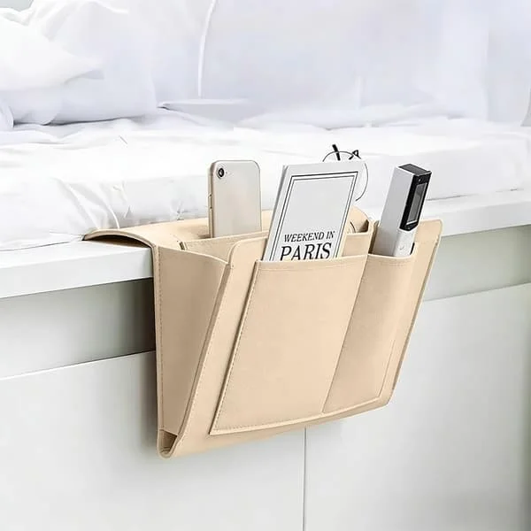 Denne sengehylde med lommer kan opbevare genstande som TV-fjernbetjeninger og tilbehør. Den kan også bruges i stuen eller på kontoret. Beige.