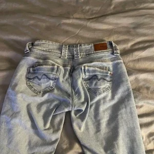 Ljusblå jeans med låg midja