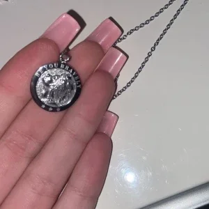 Silverfärgat mockberg halsband med medaljong