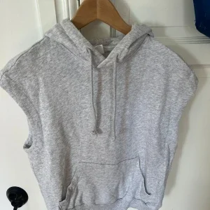 Grå ärmlös hoodie med huva