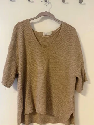 Beige stickad t-shirt från Samsoe Samsoe