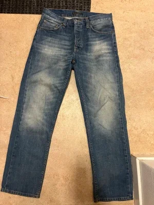 Blå raka jeans från Nudie Jeans Rad Rufus Streaky worn