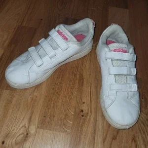 Vita sneakers från Adidas