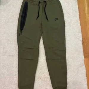 Nike Tech mjukisbyxor