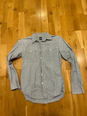 Blåvit randig skjorta från Uniqlo stl XSmall