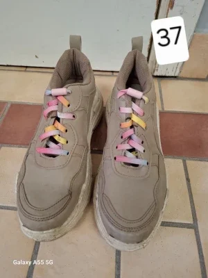 Beige chunky sneakers med färgglada snören