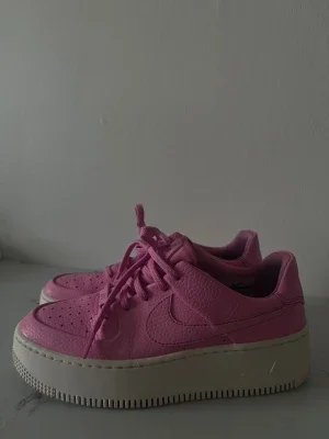 Nike Air Force 1 Sage Low i psychic pink