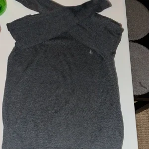 Mörkgrå stickad tröja från Volcom