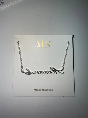 ett halsband med namn