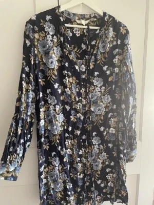 Blommig långärmad klänning H&M