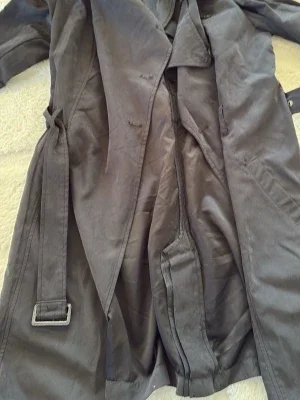 Svart trenchcoat från Vila, S