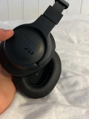 Svarta over-ear hörlurar från JBL