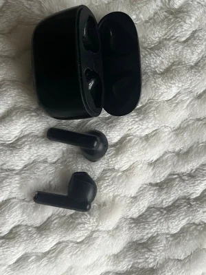 Svarta trådlösa in-ear hörlurar