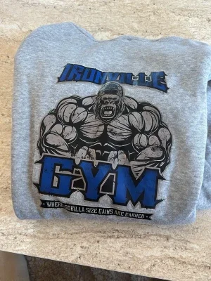 Grå Ironville Gym hoodie med tryck