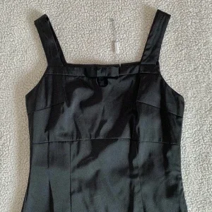 InWear svart elegant figursydd klänning med rosett