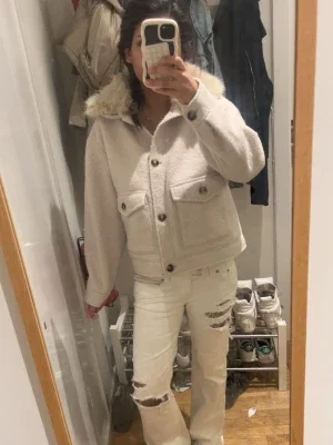 Beige kappa med päls helt oanvänd
