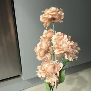 Rosa oanvänd plastblomma