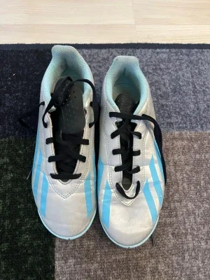 Adidas Messi fotbollsskor blå/vit