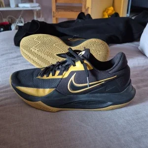 Svarta och guldiga Nike basket skor