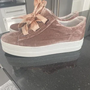 Sneakers dam