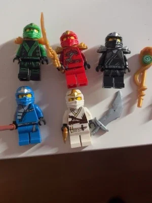 LEGO Ninjago figurer med vapen