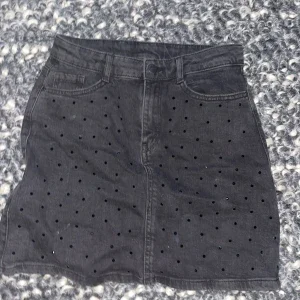 Svart jeanskjol med pärl/paljetter som detaljer