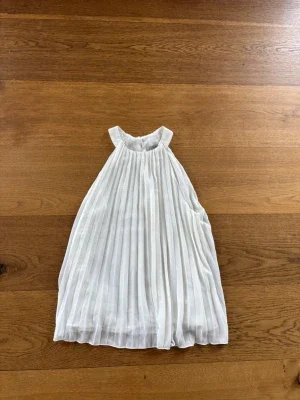 Vit plisserad klänning från H&M