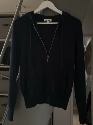 Marinblå hoodie från Soft Goat