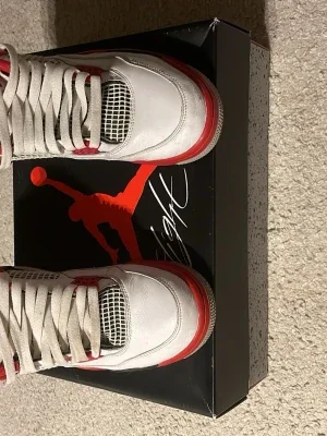 Air Jordan 4 Fire Red sneakers