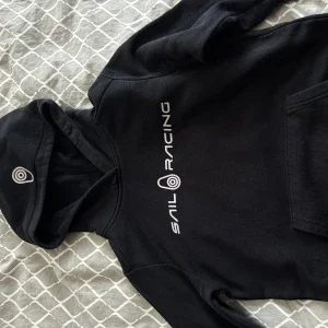 Svart Sail Racing hoodie med tryck