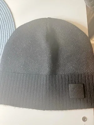 Svart mössa från L