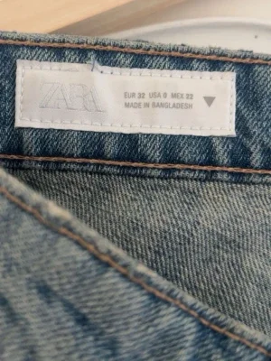Ljusblå ripped jeans från ZARA